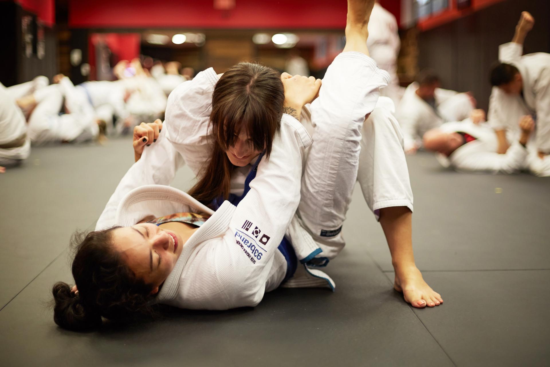 wo girls training bjj and performing the triangle choke
